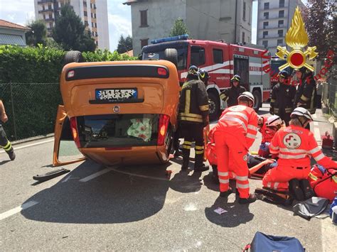 Olgiate Si Ribalta Con L Auto Liberata Dai Vigili Del Fuoco Foto