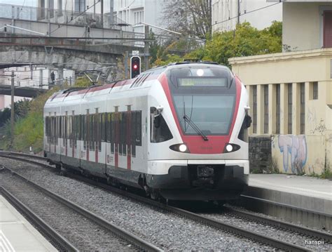 SBB Triebzug RABe 523 022 Bei Der Einfahrt Im Bahnhof Montreux Am 24