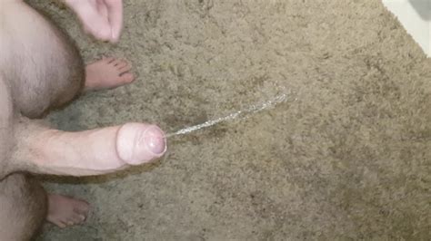 在地毯上撒尿然后射精 Pornhub Gay