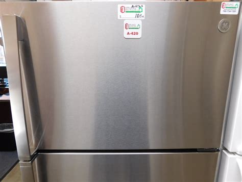 18 Cu Ft Ge Top Freezer Stainless Steel Almost New Refrigerator With Glass Shelves A 420