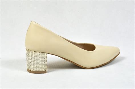 MargoShoes beżowe nude skórzane czółenka na złotym obcasie klocku skóra naturalna beż cieliste