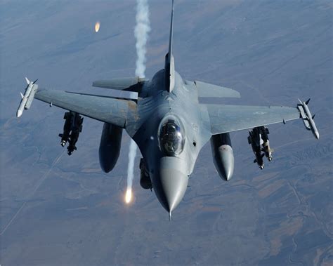 AIR SPACE TECH: F-16 Fighting Falcon