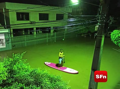 Moradores Usam Caiaque E Prancha De Stand Up Paddle Para Se Locomover