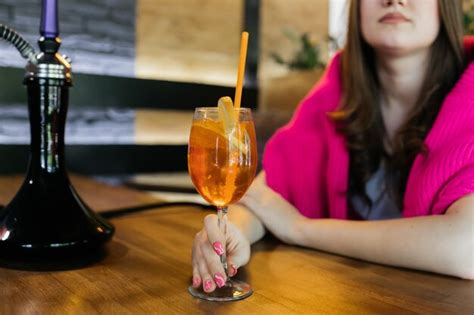 Jovem Segurando Um Spritz De Aperol Coquetel Spritz De Aperol Em Um