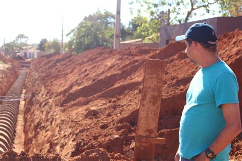 Moradores ficam ilhados dentro de casas após valas serem abertas no