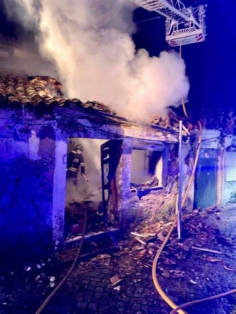 Casa devoluta arde em Braga e atinge habitação ao lado