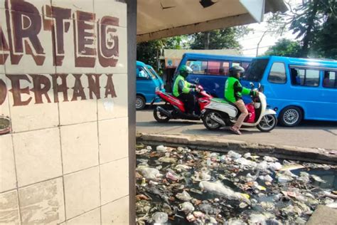 bangunan bekas warteg  bikin kawasan parung bogor bau  kumuh tak