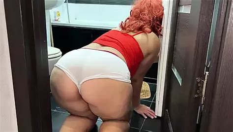 Madura Milf Se Acuesta De Espalda Y Levant Las Piernas Para Que El Pene Profundizara En Su Anal