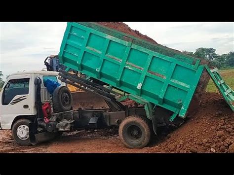 Mobil Dump Truk Pengangkut Tanah Urug Lepas Muatan Full Bak YouTube