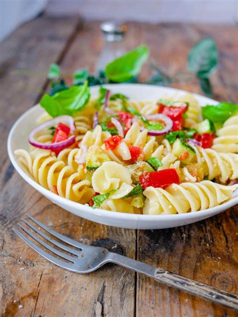 Salade de pâtes froides aux courgettes tomate et parmesan