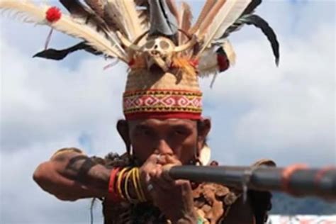 4 Senjata Mematikan Khas Suku Dayak Yang Paling Ditakuti Pasukan