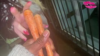 Hizo que me metiera zanahorias en el coño y el culo XVIDEOS