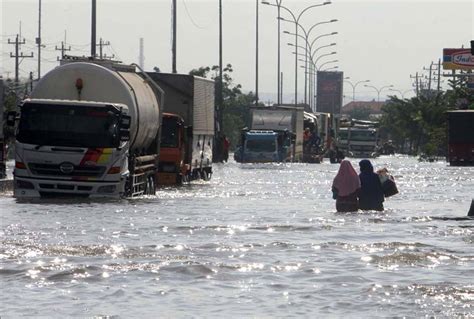 Foto Banjir Kaligawe Masih Lumpuhkan Jalur Pantura