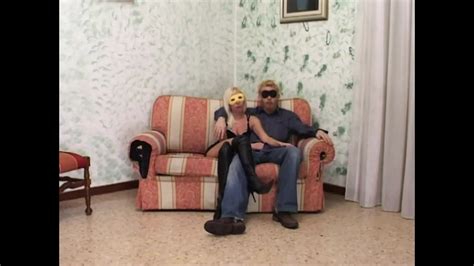 Dünne geile maskierte MILF von jungem amateur monsterschwanz gefickt und in den mund gespritzt