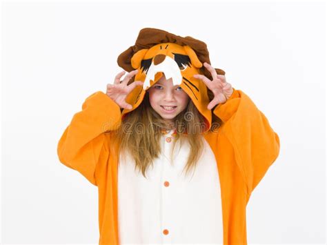 Mooie Blonde Meid Met Cozy Leeuwenkruid Poselt In De Studio Voor De