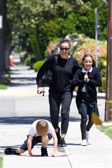 Jennifer Garner picks up her kids from school in Brentwood, Los Angeles