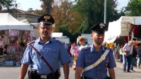 Paura Al Mercato Cerca Disperatamente La Moglie Sparita Anziana