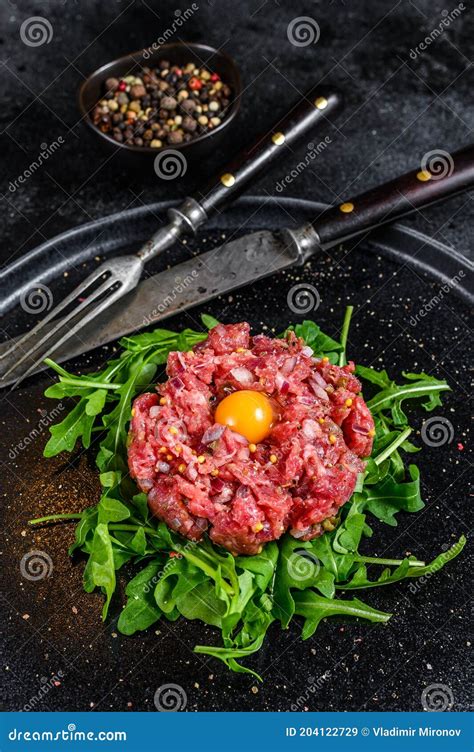 Tartara De Carne De Bovino Argula E Ovo De Codorniz Fundo Preto