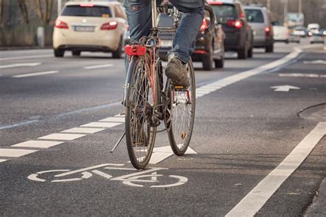 Czy można jechać na rowerze ulicą gdy obok jest ścieżka rowerowa