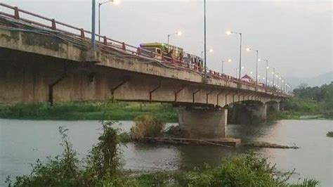 Pria Misterius Terjun Dari Jembatan Semampir Ke Sungai Brantas Diduga