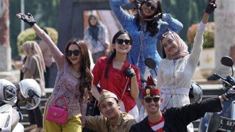 Model Asal Surabaya Senang Bisa Berkumpul Dan Keliling Kota Bersama