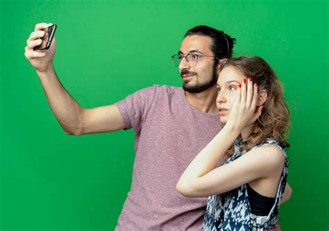 Jeune Couple Homme Et Femme Homme Heureux De Prendre Une Photo Deux à