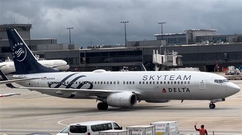 SkyTeam Special Livery Boeing 737 832 Delta Air Lines Flight DL530 ATL