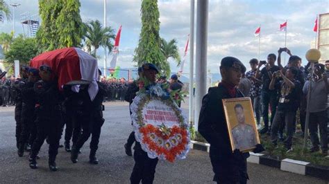 Potret Saat Jenazah Almarhum Briptu Rudi Agung Tiba Di Bandara Sam