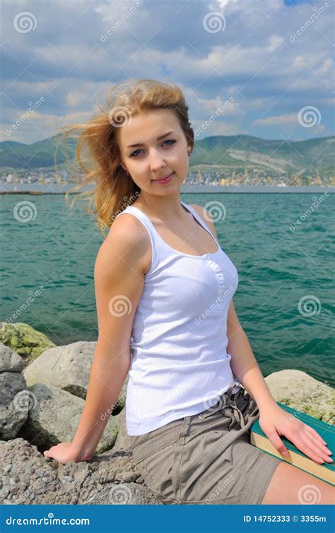 Blonde Dans La Plage Image Stock Image Du Adulte Adolescence 14752333