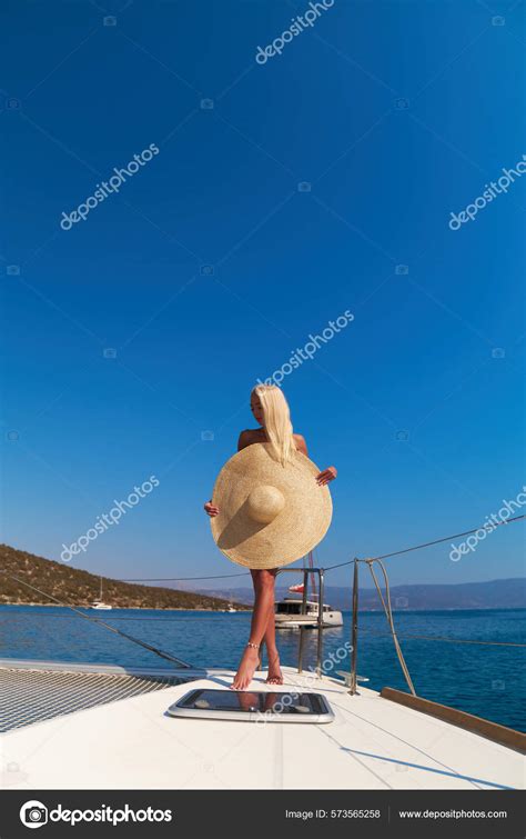 Hermosa Joven Rubia En Bikini De Pie En El Arco Del Catamar N En El Soleado D A De Verano