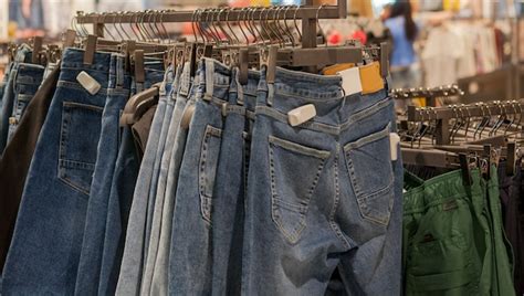 Pantalones Cortos De Jeans En El Estante De La Tienda Ropa De Moda En