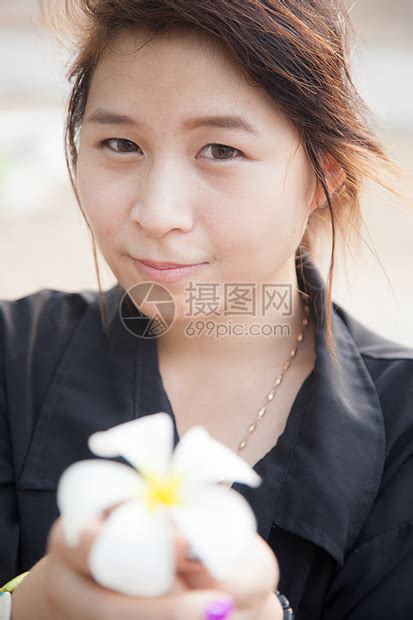 亚洲女性黑衬衫 穿着白花的衣物女孩植物喜悦情感头发女士生活微笑成人幸福高清图片下载 正版图片322130921 摄图网