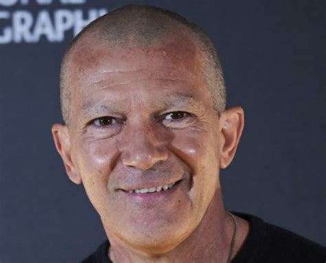 Chauve ridé et sans sourcils Voici comment Antonio Banderas a