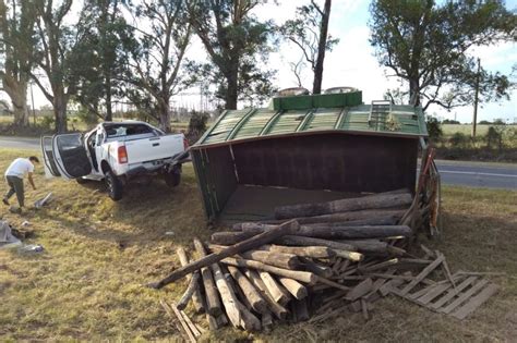 Volc Una Camioneta Que Trasladaba Postes De Madera En La Rn