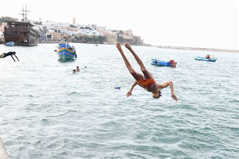 جمعويون يحذرون من الإقبال الكبير على السباحة في الشواطئ غير المرخصة‬