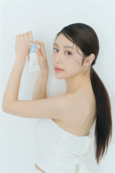 Tất tần tật về hai em kem chống nắng hot hit nhà SKIN1004