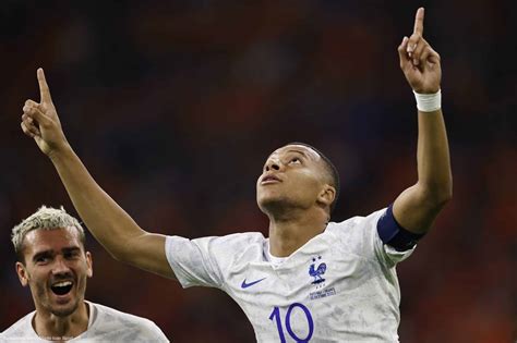 Equipe de France Mbappé sort du silence