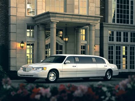 Lincoln Town Car Limousine 1998-03 nel 2024