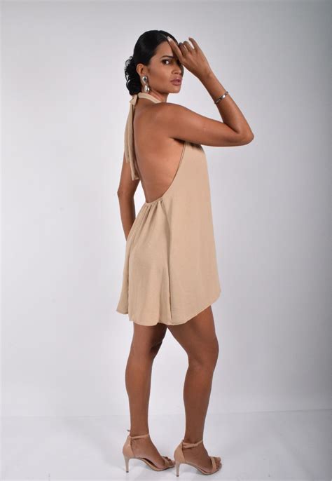 Vestido Curto Frente Única Luenny Nude Cia do Vestido Os Melhores Looks em até x no Cartão
