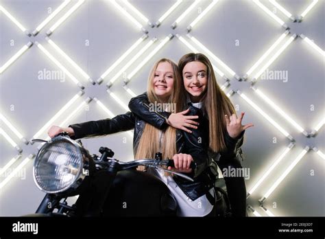 Belle fille blonde sur une moto Banque de photographies et dimages à haute résolution Alamy