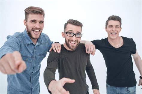 Grupo De Amigos Do Sexo Masculino Sorridentes Apontando Para Voc