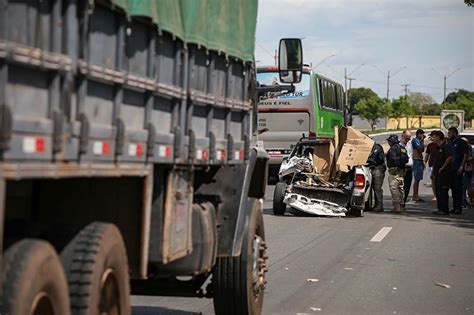 Motorista Morre Atropelado Por Caminhão Ao Parar Em Pista De Alta