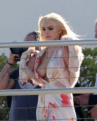 Lindsay Lohan Very Sexy And Hot Boob Slip And Upskirt Paparazzi Photos Porn Pictures XXX Photos