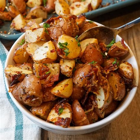 Garlic Roasted Potatoes | Modernmealmakeover.com