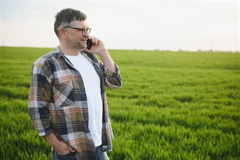 Granjero Experimentado Y Confiado En Su Campo Retrato De Agr Nomo