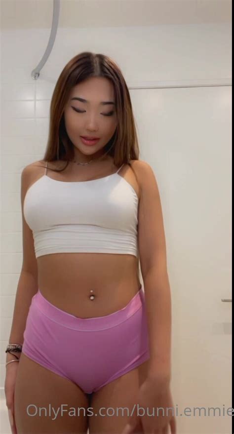 Bunni Emmie Naked Japanese Girl Masturbating With A Vibrator And An Anal Plug Cnn Amador