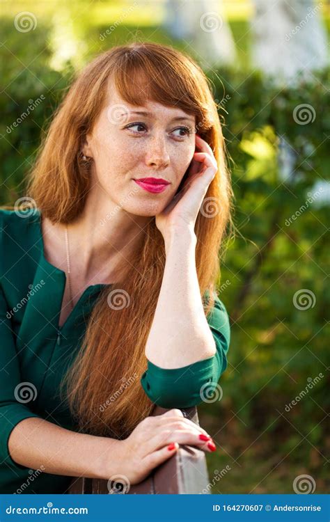 Portrait D Une Jeune Fille Aux Cheveux Roux Avec Des Taches De Rousseur