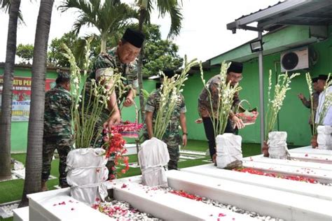 Pangdam V Brawijaya Mayjen TNI Farid Makruf Ziarah Ke Makam Auliya Sono