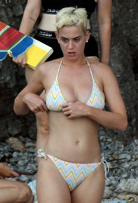 Katy Perry Parties With Her Friends In A Bikini At The Beach In Amalfi