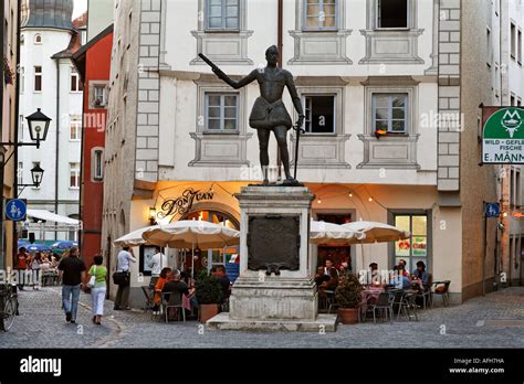 Monumento De Don Juan Daustria Fotografías E Imágenes De Alta